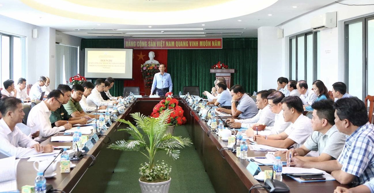 Phó Chủ tịch Thường trực UBND tỉnh Vĩnh Long Đặng Văn Chính chỉ đạo quyết liệt việc giải ngân vốn đầu tư công. Ảnh: N.A