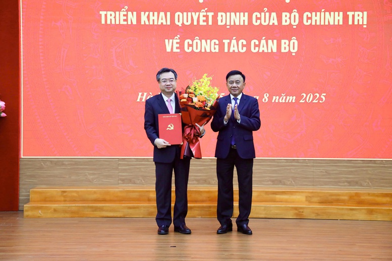 Đồng chí Trần Cẩm Tú trao Quyết định của Bộ Chính trị về việc điều động, phân công, bổ nhiệm đồng chí Nguyễn Thanh Nghị giữ chức vụ Trưởng Ban Chính sách, chiến lược Trung ương.
