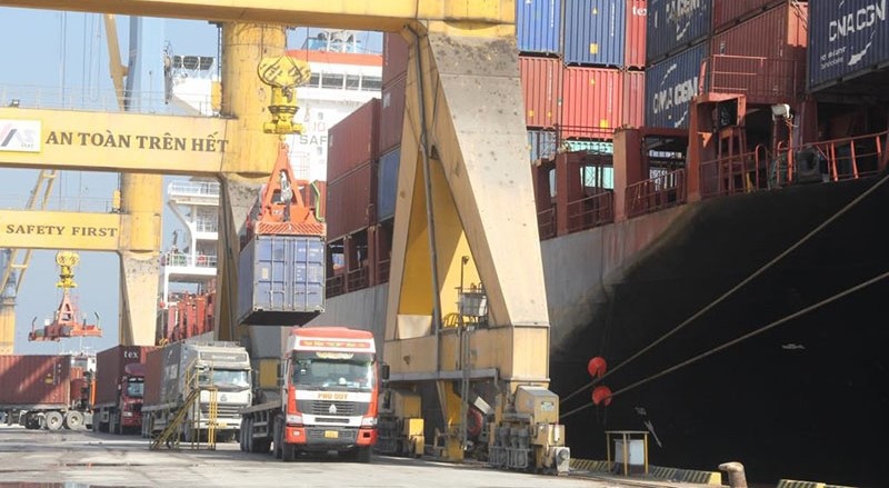 Xếp dỡ hàng hóa container tại Cảng Quốc tế Nghi Sơn.