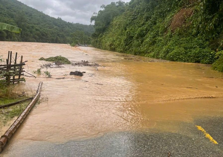 Quốc lộ 15 C Km 14+7 đi qua địa bàn tỉnh Thanh Hóa bị ngập lụt nghiêm trọng, ảnh hưởng tới lưu thông. Ảnh: ĐBVN