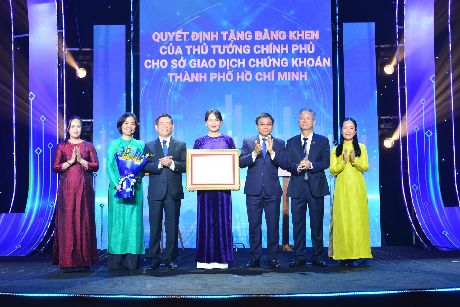 Sở Giao dịch Chứng khoán TP. Hồ Chí Minh vinh dự đón nhận Bằng khen của Thủ tướng Chính phủ.