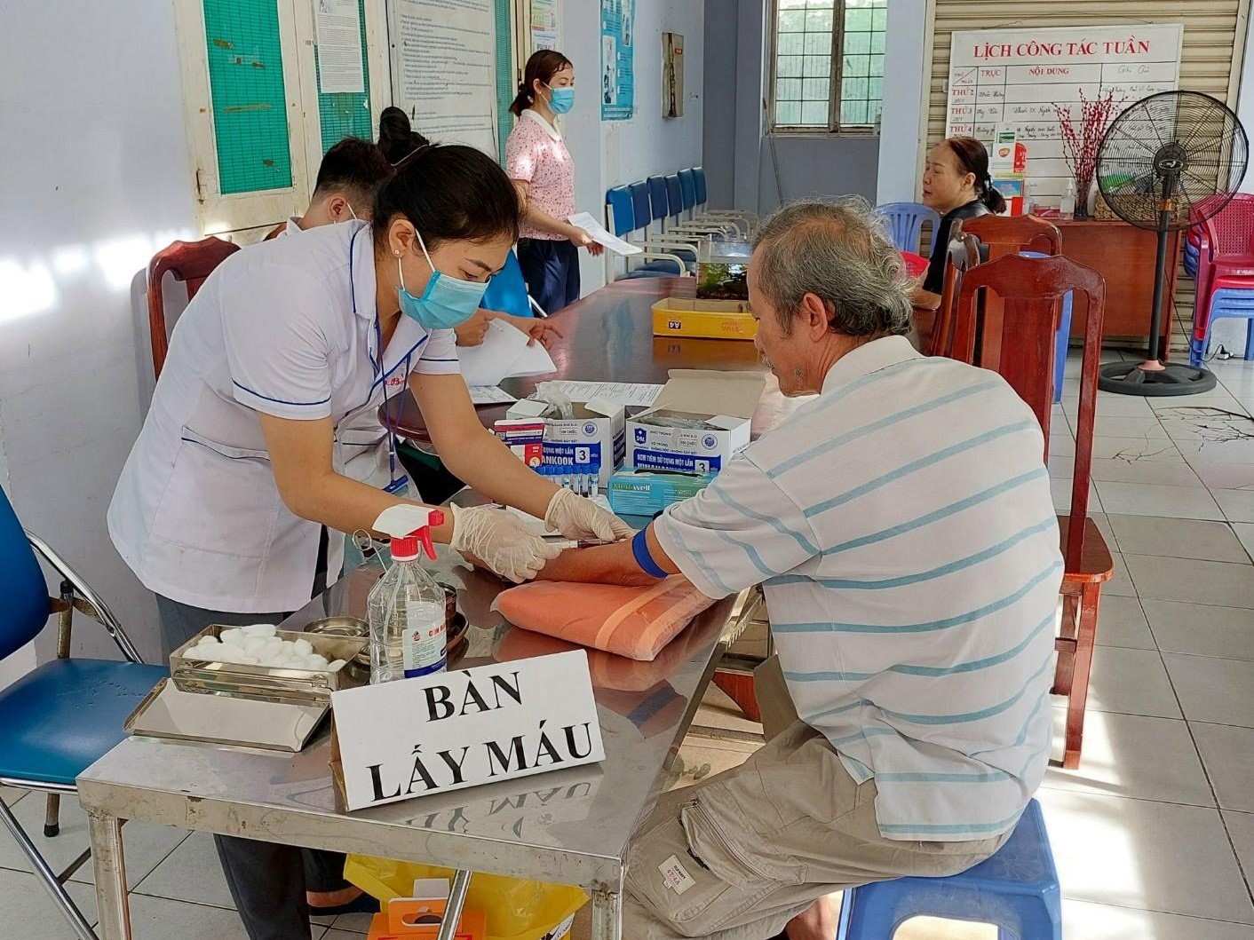 Người dân từ TP. Hồ Chí Minh từ 60 tuổi trở lên được khám sức khỏe định ký miễn phí. Ảnh: Trung tâm Kiểm soát bệnh tật TP. Hồ Chí Minh