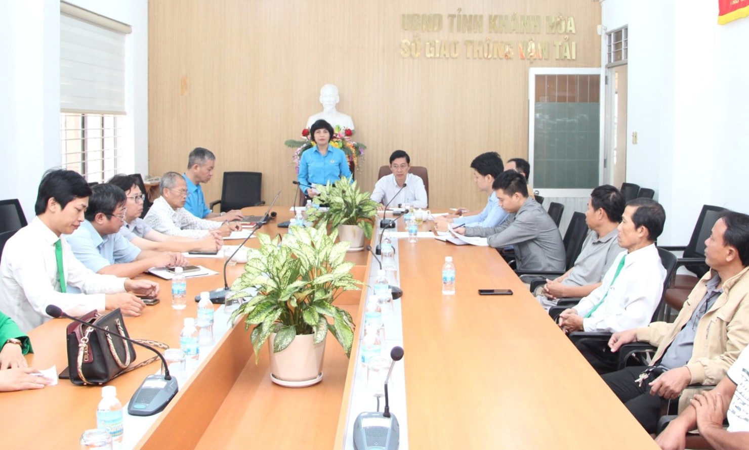 Cuộc họp của các ban ngành tỉnh Khánh Hòa xử lý vụ việc Mai Linh. Ảnh: CĐ