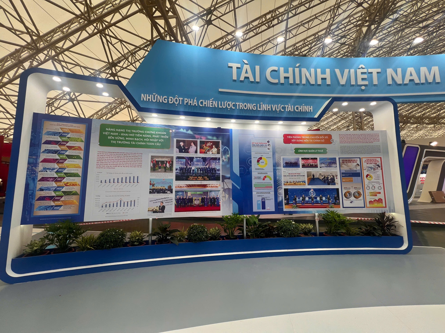 Không gian trưng bày của Bộ Tài chính rộng 680 m2 nằm tại vị trí H8, Nhà Kim Quy - Trung tâm Triển lãm Quốc gia.
