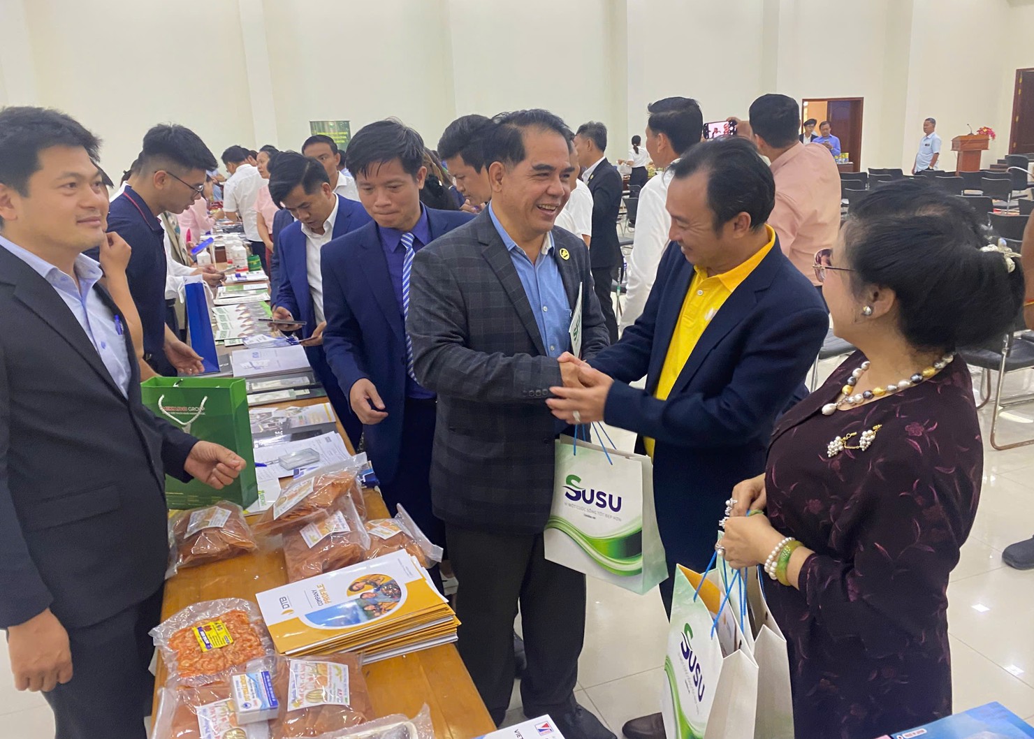 Các doanh nghiệp hai nước trao đổi cơ hội giao thương.