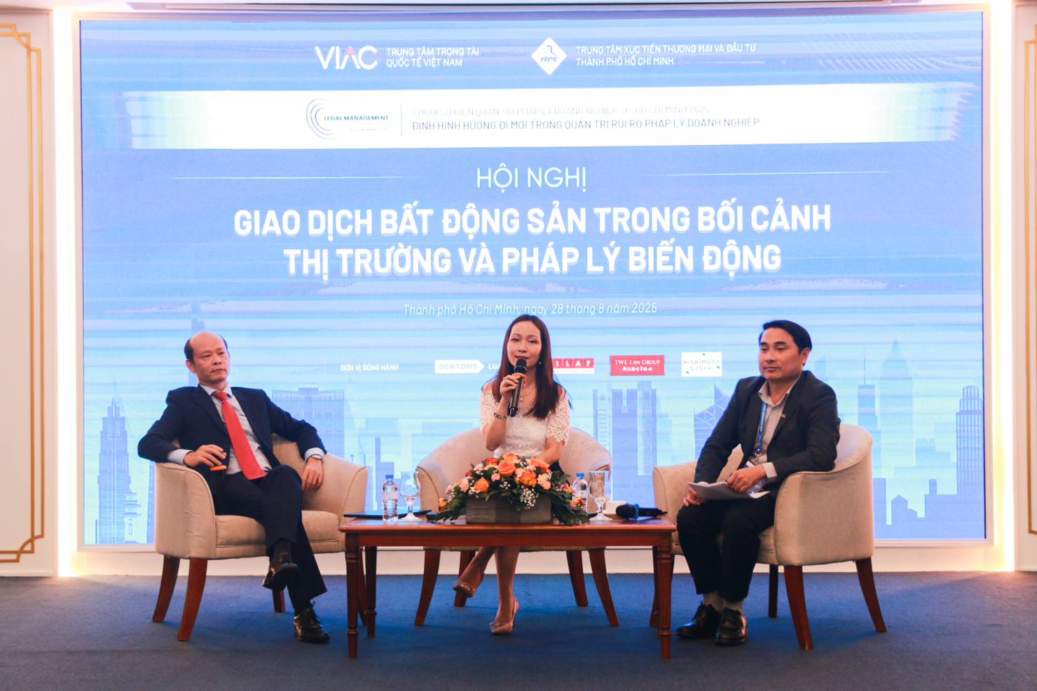 Các diễn giả trao đổi tại hội nghị. Ảnh: TL