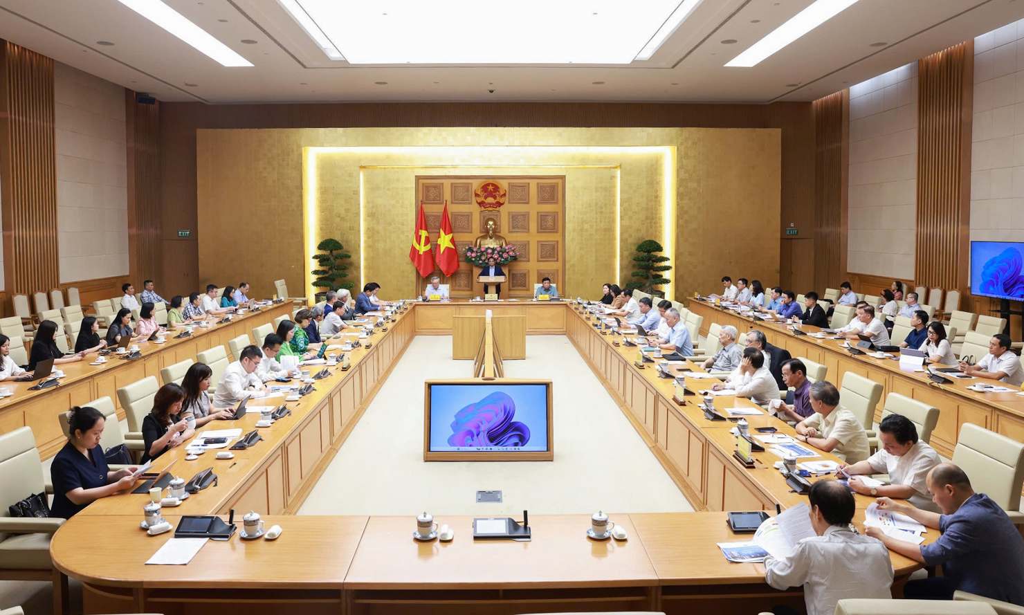Thủ tướng Chính phủ chủ trì cuộc họp của Lãnh đạo Chính phủ với Ban Nghiên cứu phát triển Kinh tế tư nhân (Ban IV) ngày 10/8.