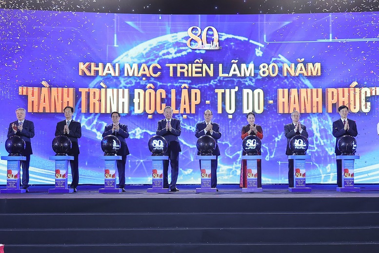 Lãnh đạo Đảng, Nhà nước thực hiện nghi thức khai mạc Triển lãm “80 năm Hành trình Độc lập - Tự do - Hạnh phúc”. Ảnh: Nhật Bắc