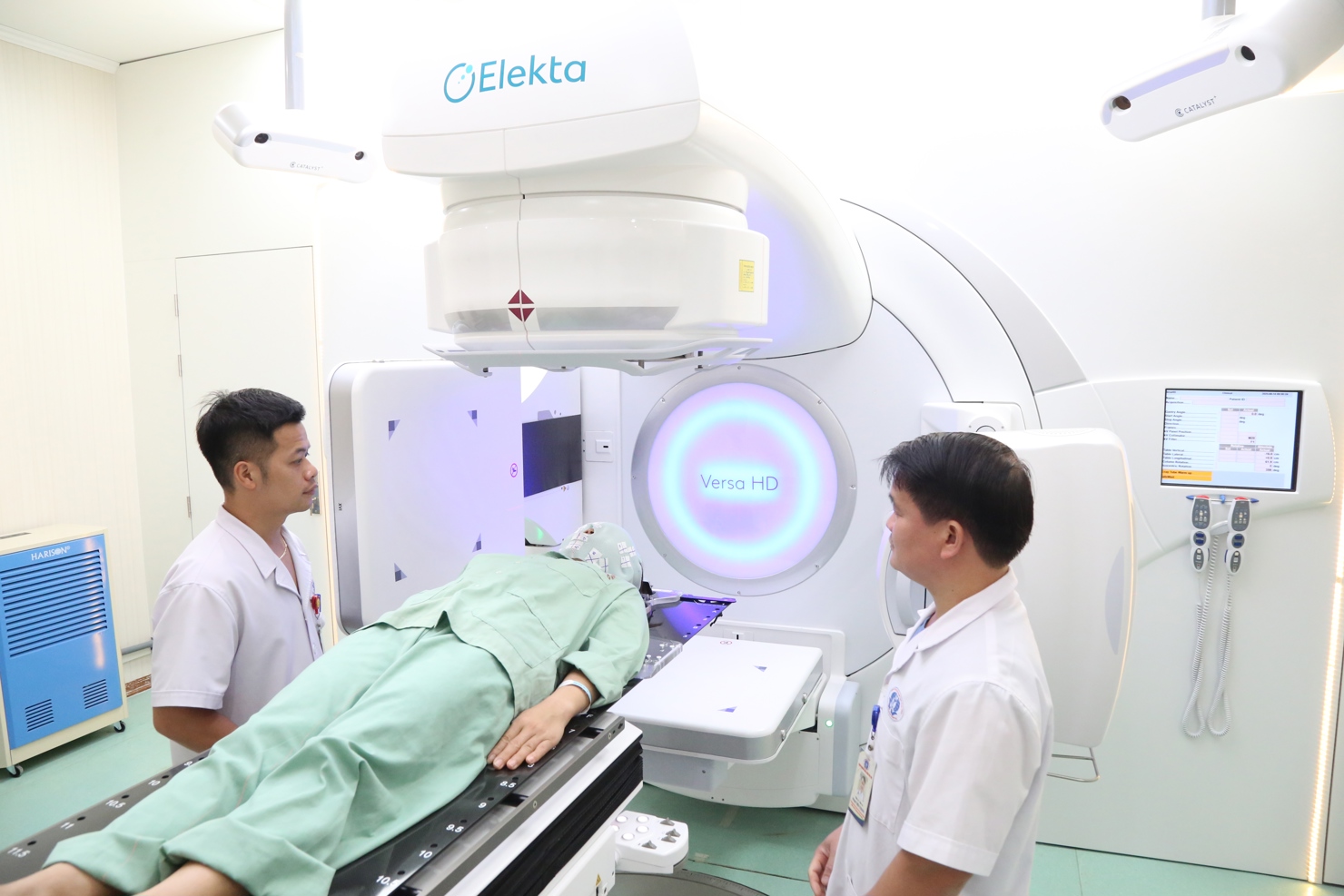 Hệ thống máy xạ trị gia tốc tuyến tính Versa HD chính thức được đưa vào vận hành tại Bệnh viện Đa khoa tỉnh Phú Thọ.