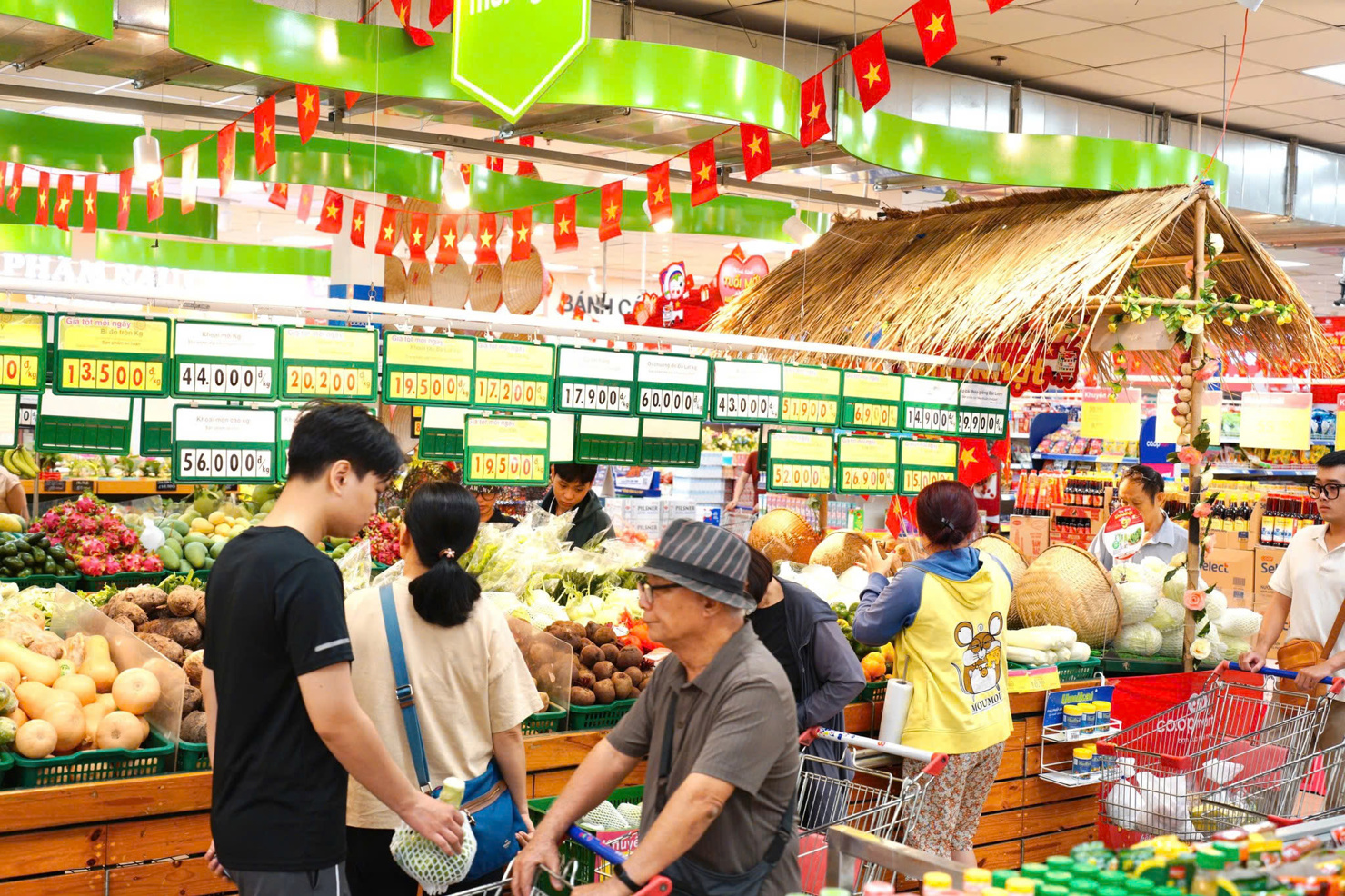 Khách hàng mua sắm tại hệ thống siêu thị Saigon Co.op. Ảnh: T.D