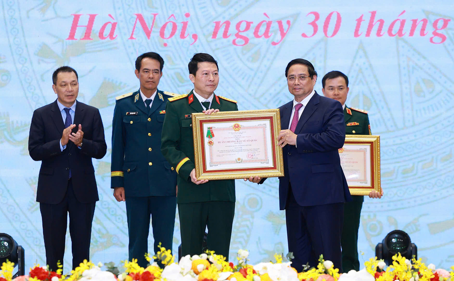 Đại diện MB, ông Trần Minh Đạt - Phó Tổng Giám đốc đã vinh dự đón nhận Huân chương Bảo vệ Tổ quốc hạng Nhất.