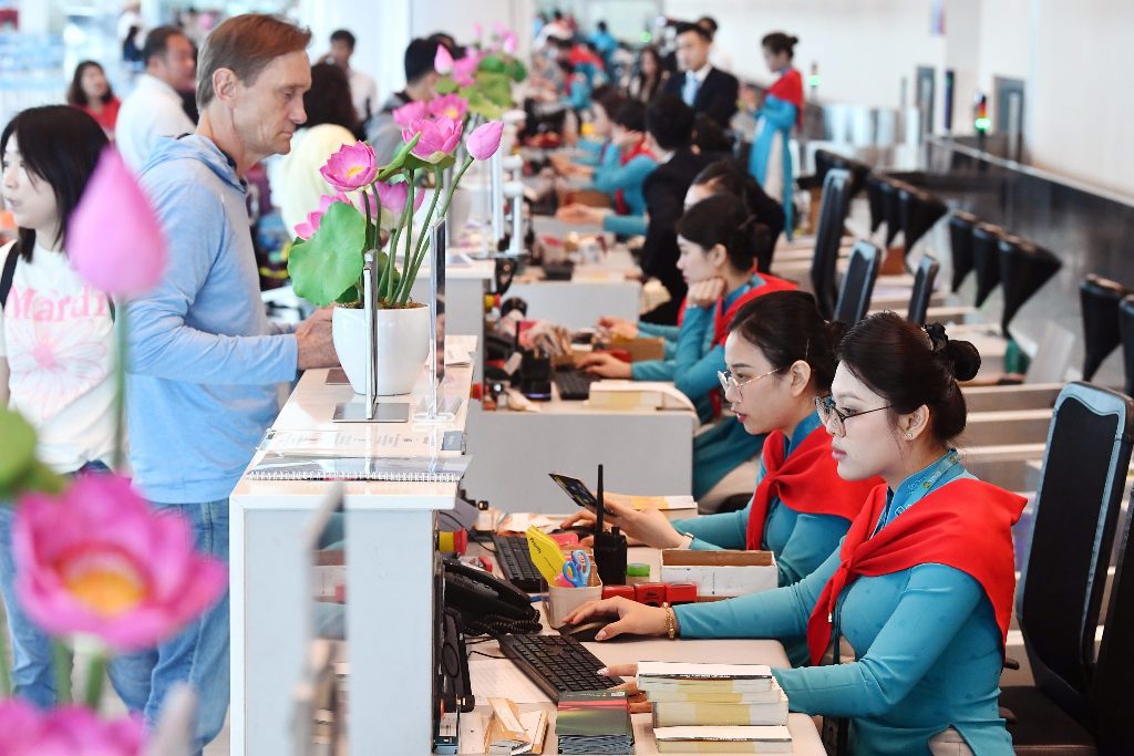 Hành khách làm thủ tục chuyến bay tại sân bay Nội Bài. Ảnh: CAA