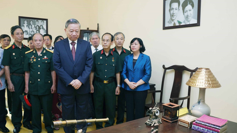 Tổng Bí thư Tô Lâm thăm di tích nhà số 48 Hàng Ngang. (Ảnh: THỐNG NHẤT/TTXVN).