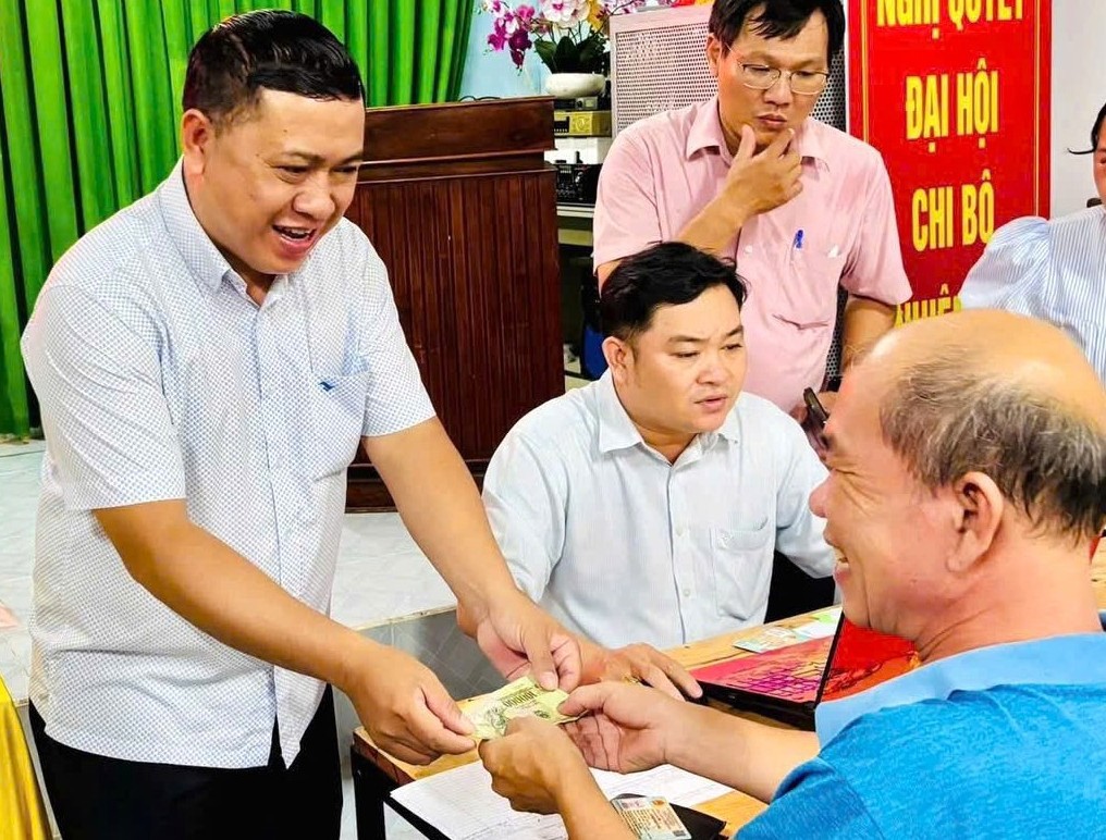 Chi quà mừng Quốc khánh cho người dân TP. Hồ Chí Minh. Ảnh: Phạm Thọ