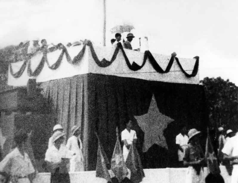 Ngày 2/9/1945, tại Quảng trường Ba Đình, Chủ tịch Hồ Chí Minh đọc Tuyên ngôn Độc lập, khai sinh nước Việt Nam Dân chủ Cộng hòa. Ảnh: Tư liệu TTXVN