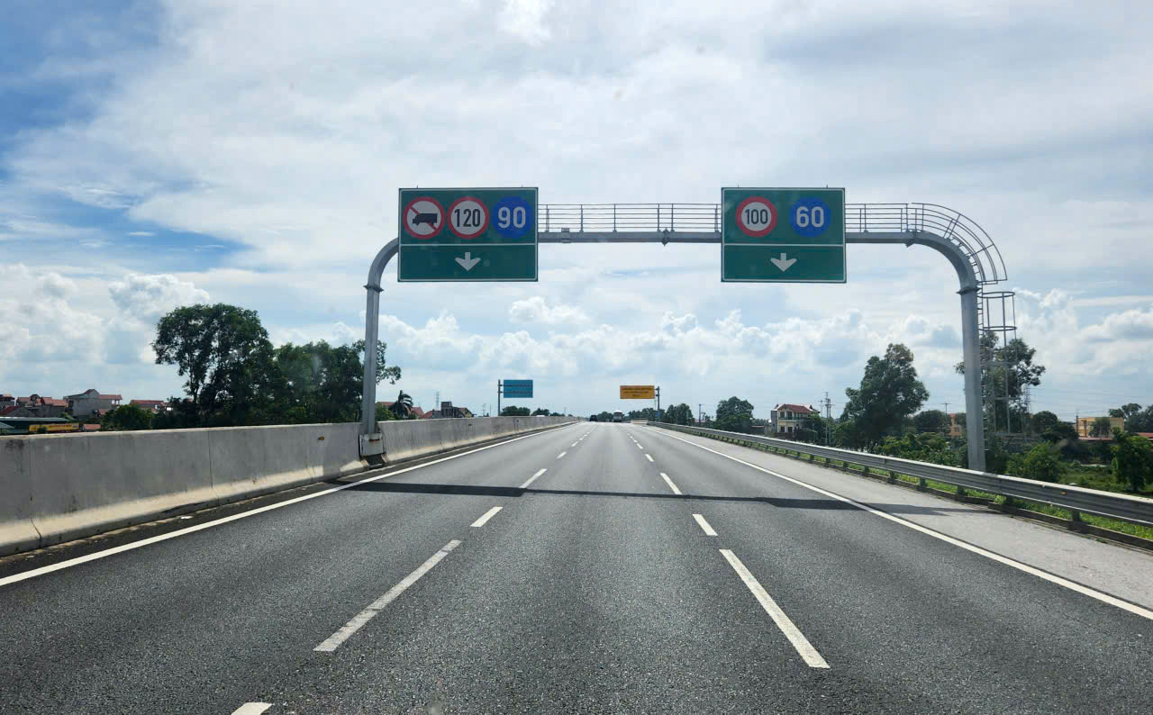 Tỉnh Phú Thọ phải bảo đảm hoàn thành công tác chuẩn bị đầu tư dự án xây dựng tuyến đường nối kq bongdaso Nội Bài - Lào Cai và Hòa Bình - Sơn La trong thời hạn 1 năm. Ảnh minh họa: L. Thủy