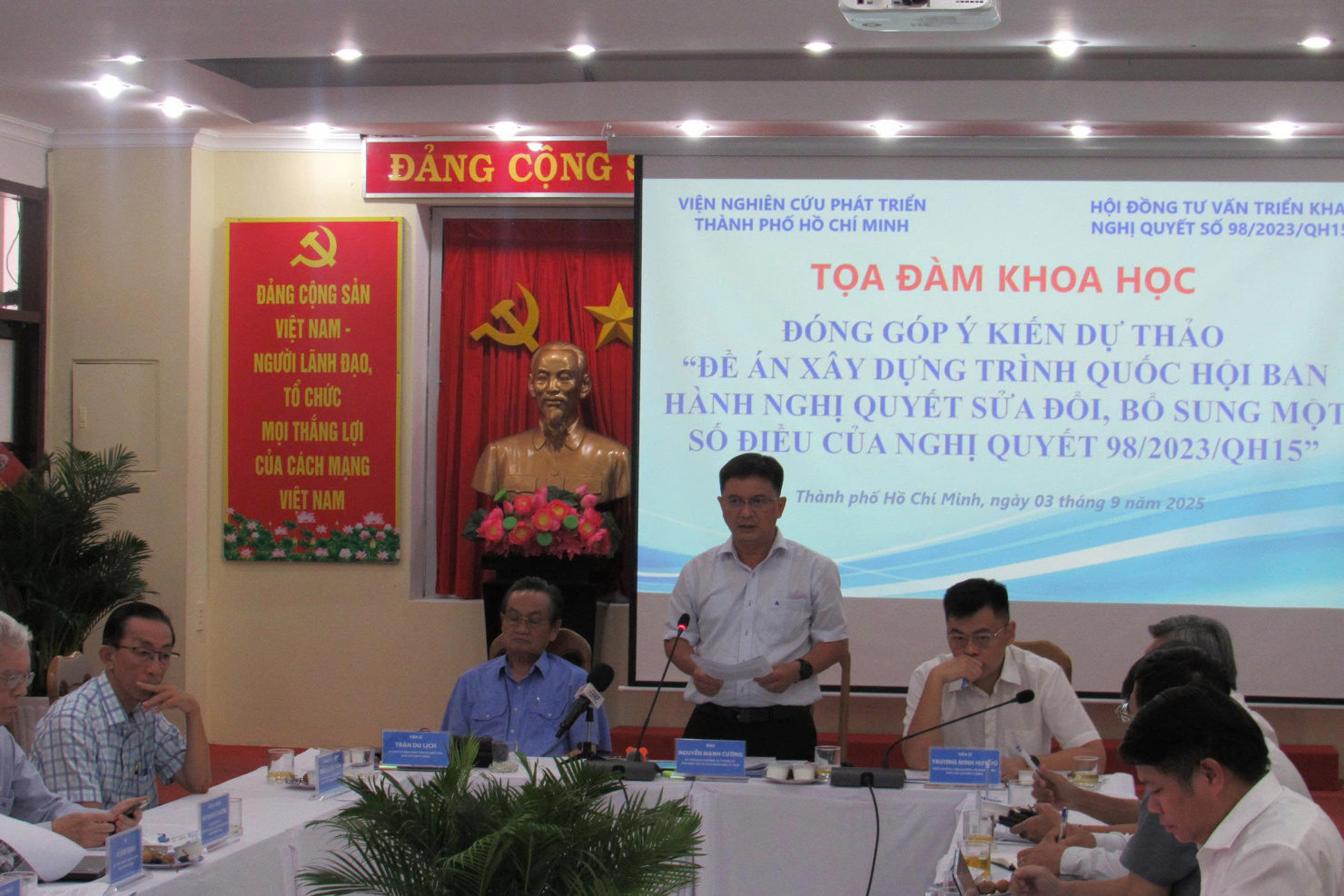 Các đại biểu góp ý tại tọa đàm