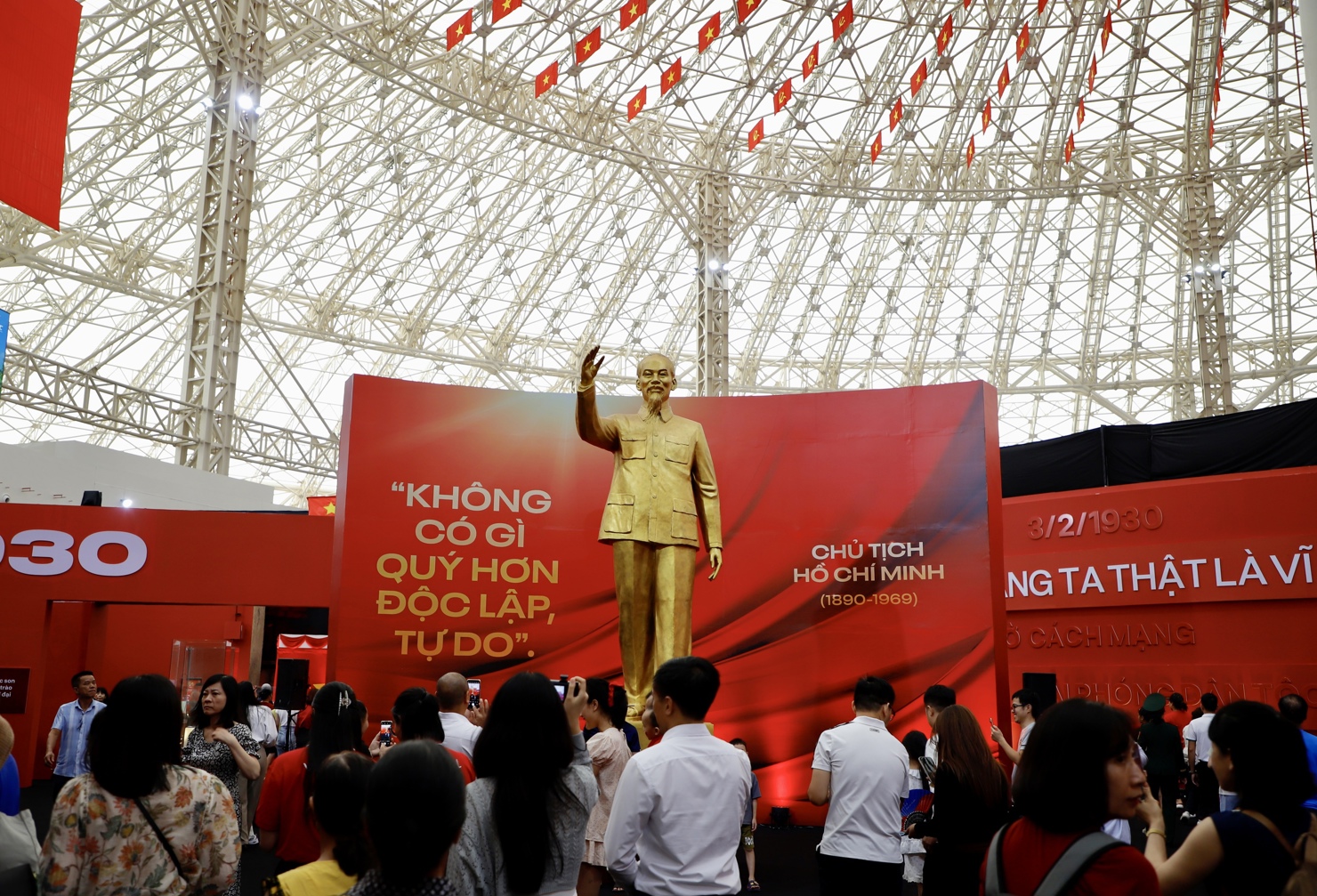 Triển lãm thu hút đông đảo người dân.