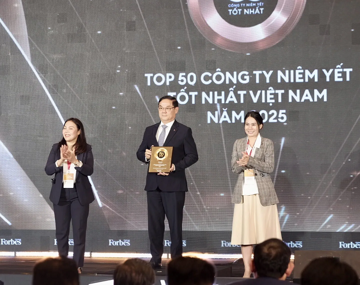 Đại diện Vietcombank, ông Trang Nhân Hậu - Trưởng Văn phòng đại diện khu vực phía Nam (đứng giữa) nhận kỷ niệm chương của tạp chí Forbes Việt Nam