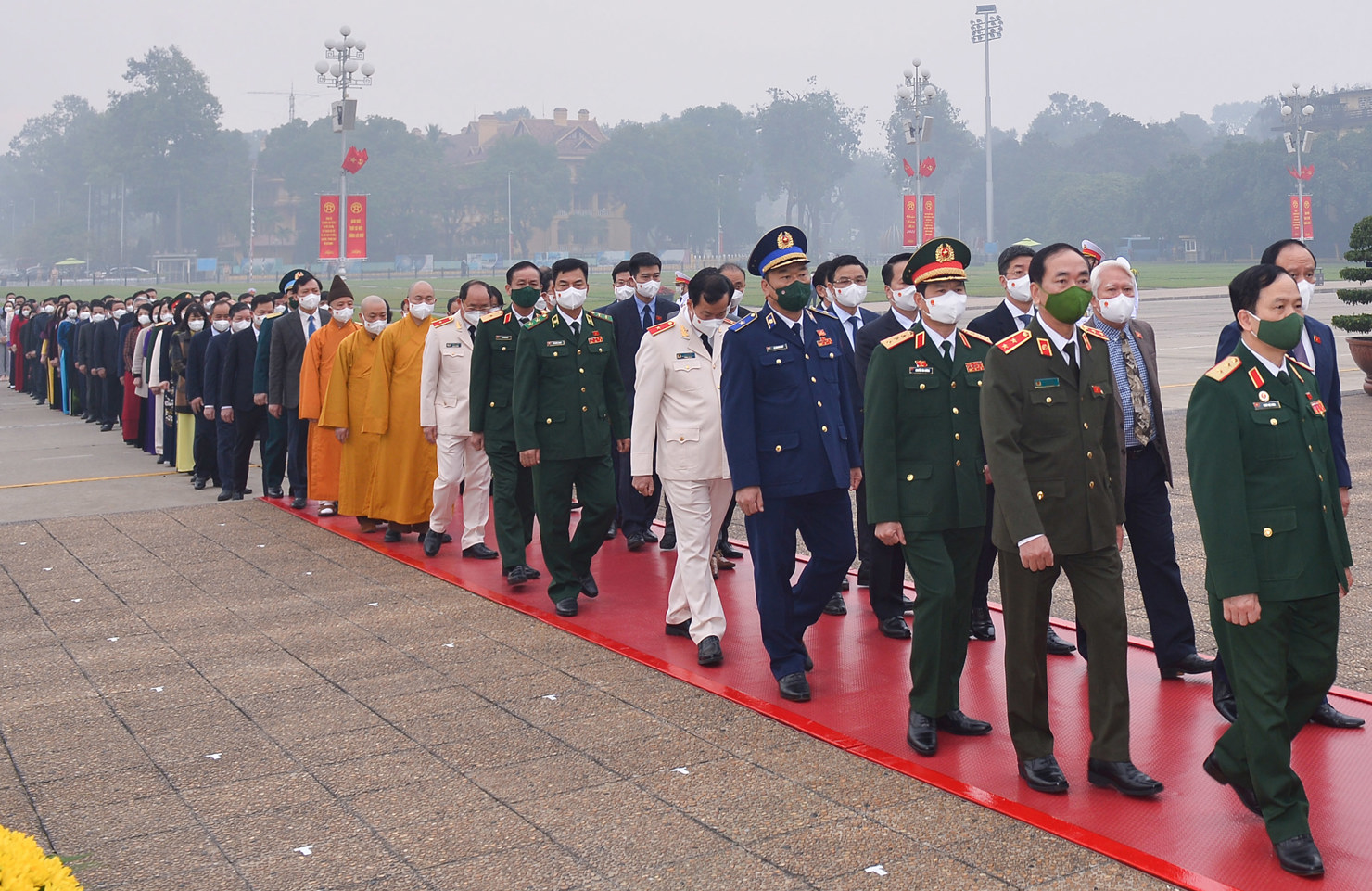 Lãnh đạo Đảng, Nhà nước và các đại biểu Quốc hội vào lăng viếng Chủ tịch Hồ Chí Minh trước khai mạc Kỳ họp bất thường thứ Nhất Quốc hội khoá XV - Ảnh 3