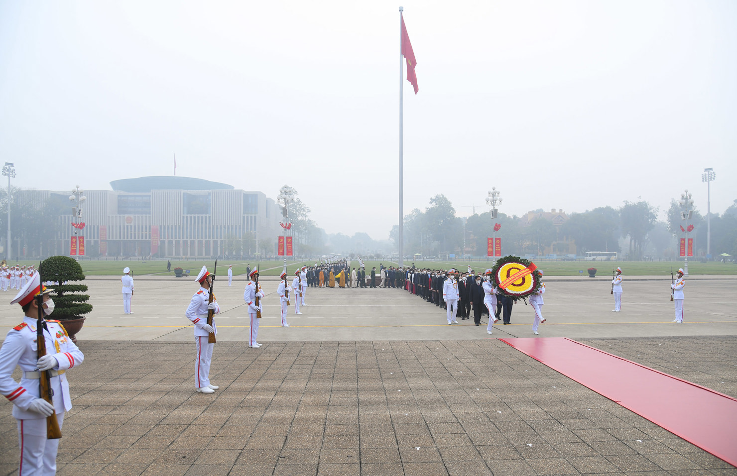 Lãnh đạo Đảng, Nhà nước và các đại biểu Quốc hội vào lăng viếng Chủ tịch Hồ Chí Minh trước khai mạc Kỳ họp bất thường thứ Nhất Quốc hội khoá XV - Ảnh 1