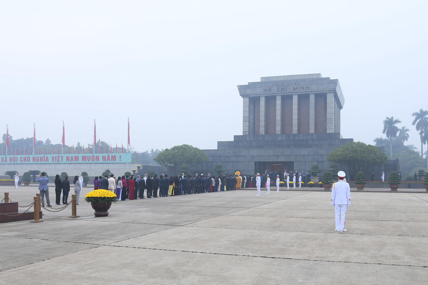 Lãnh đạo Đảng, Nhà nước và các đại biểu Quốc hội vào lăng viếng Chủ tịch Hồ Chí Minh trước khai mạc Kỳ họp bất thường thứ Nhất Quốc hội khoá XV - Ảnh 5