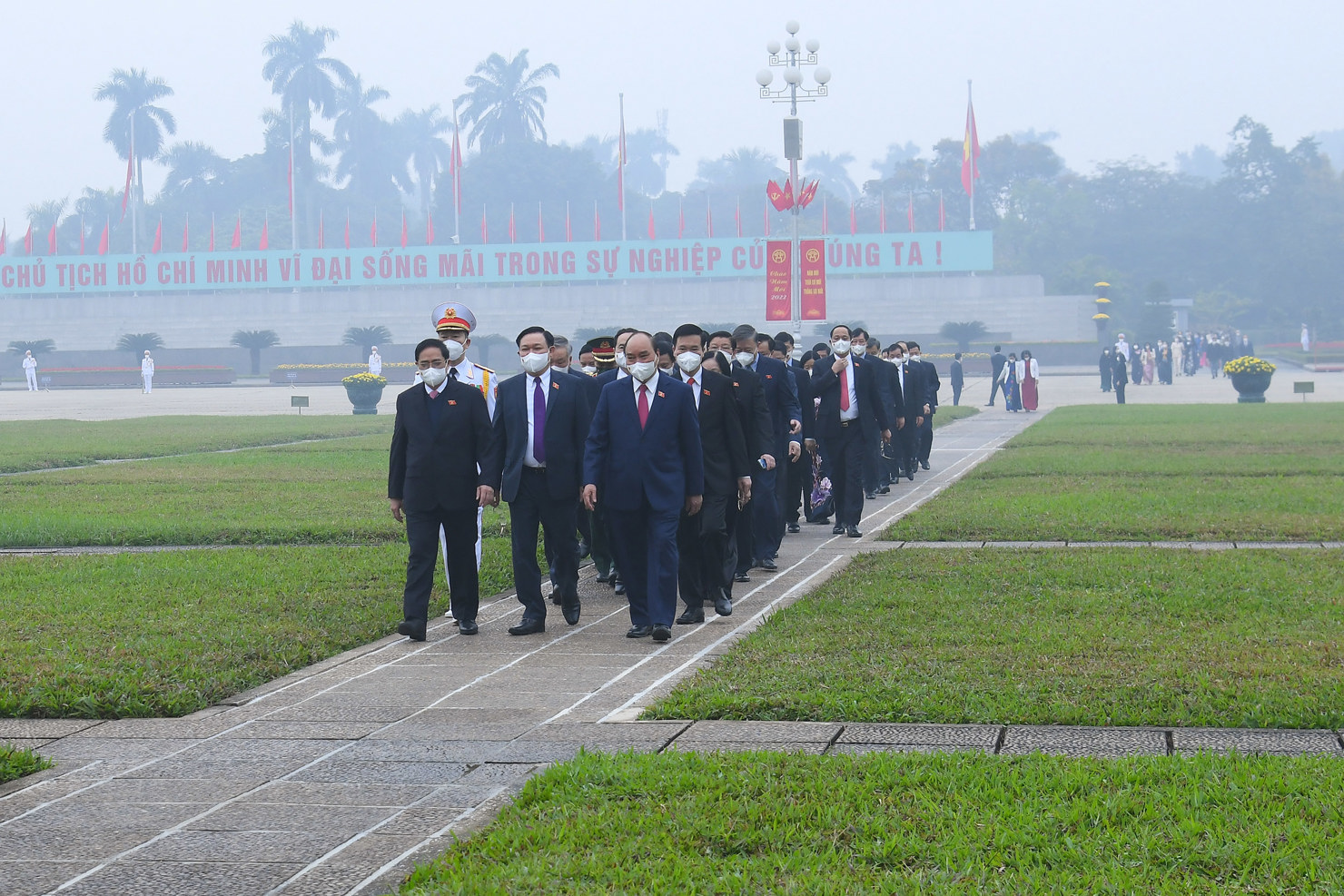 Lãnh đạo Đảng, Nhà nước và các đại biểu Quốc hội vào lăng viếng Chủ tịch Hồ Chí Minh trước khai mạc Kỳ họp bất thường thứ Nhất Quốc hội khoá XV - Ảnh 6