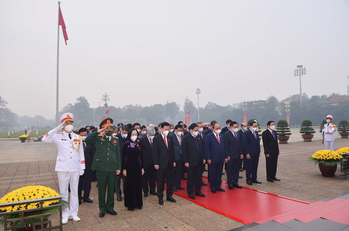 Lãnh đạo Đảng, Nhà nước và các đại biểu Quốc hội vào lăng viếng Chủ tịch Hồ Chí Minh trước khai mạc Kỳ họp bất thường thứ Nhất Quốc hội khoá XV - Ảnh 2