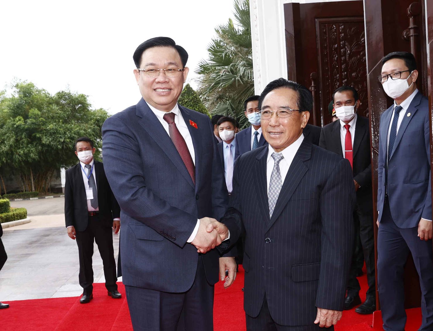 Chủ tịch Quốc hội Vương Đình Huệ hội kiến Thủ tướng Lào - Ảnh 1