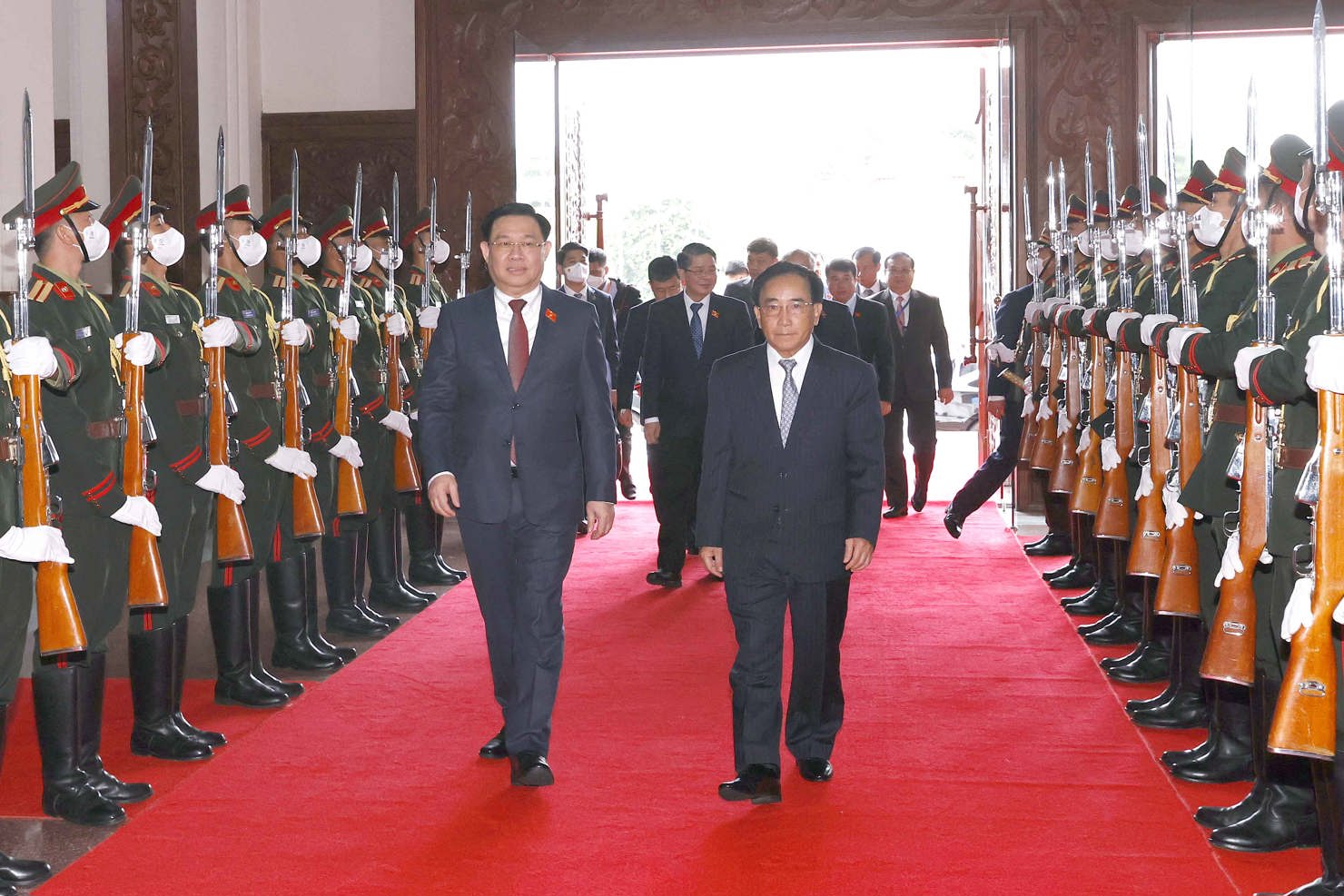 Chủ tịch Quốc hội Vương Đình Huệ hội kiến Thủ tướng Lào - Ảnh 3