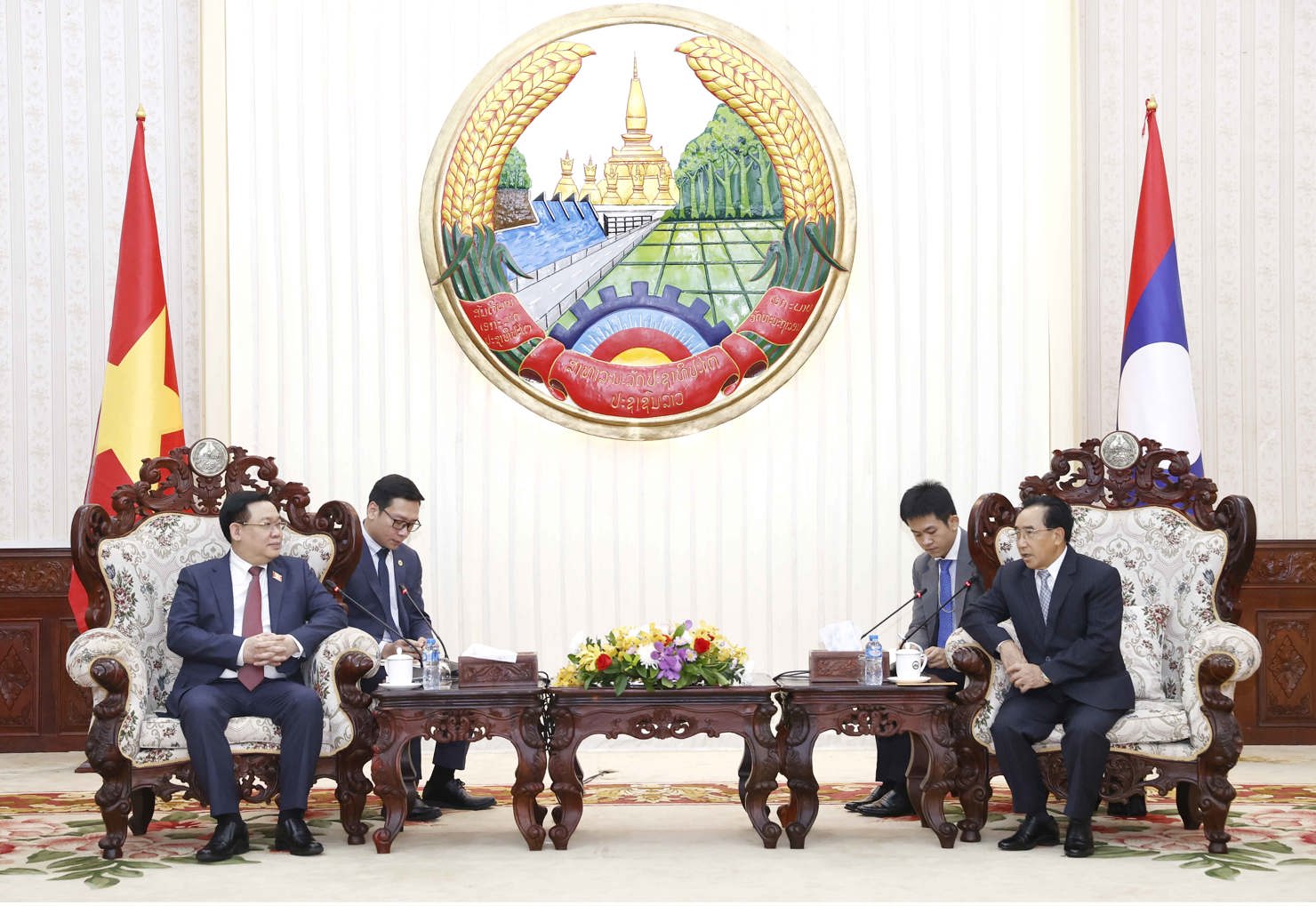 Chủ tịch Quốc hội Vương Đình Huệ hội kiến Thủ tướng Lào - Ảnh 5