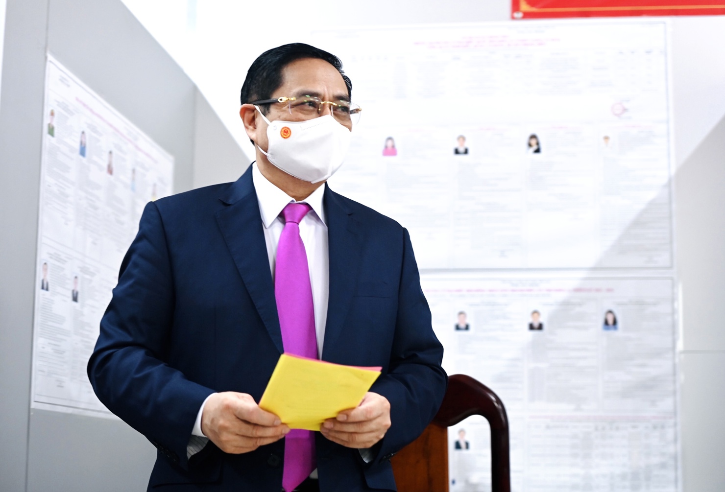 Thủ tướng Phạm Minh Ch&iacute;nh nhận phiếu bầu cử.&nbsp; Ảnh: VGP/Nhật Bắc