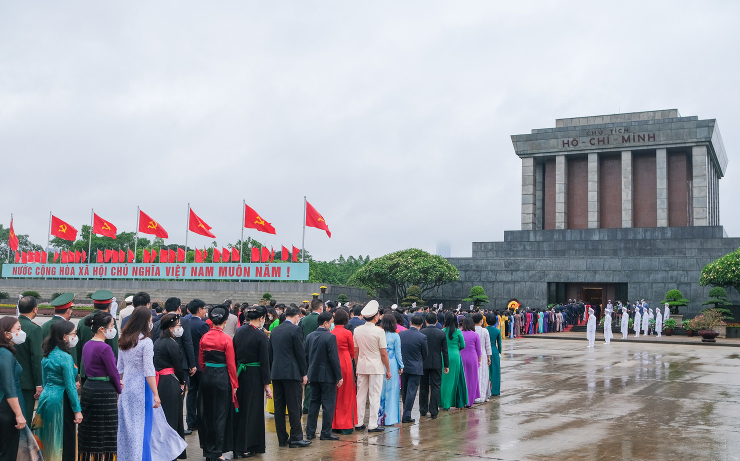 Lãnh đạo Đảng, Nhà nước và các đại biểu Quốc hội vào Lăng viếng Chủ tịch Hồ Chí Minh trước khai mạc Kỳ họp thứ 3, Quốc hội khoá XV - Ảnh 1