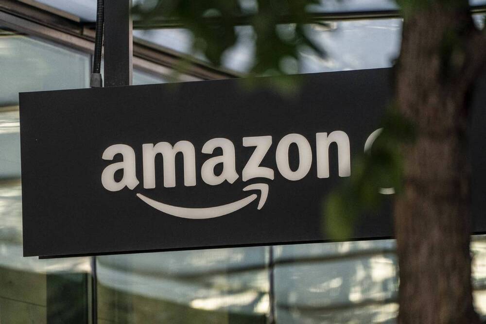 Biển hiệu Amazon trước đại bản doanh của tập đo&agrave;n c&ocirc;ng nghệ Mỹ ở Seattle, Washington. Ảnh China Daily