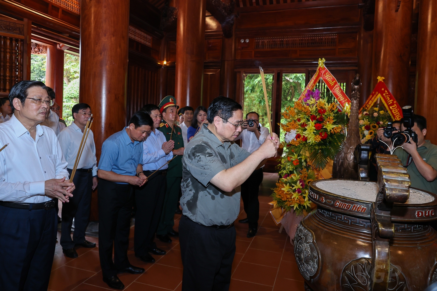 Thủ tướng d&acirc;ng hương tưởng niệm Chủ tịch Hồ Ch&iacute; Minh tại Khu di t&iacute;ch quốc gia đặc biệt Kim Li&ecirc;n - Ảnh: VGP/Nhật Bắc