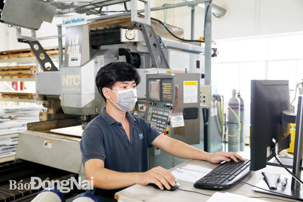 C&ocirc;ng ty Daikan Việt Nam (Khu c&ocirc;ng nghiệp Amata, TP.Bi&ecirc;n H&ograve;a) tổ chức phương &aacute;n &ldquo;3 tại chỗ&rdquo; để sản xuất an to&agrave;n. Ảnh: Huy Anh