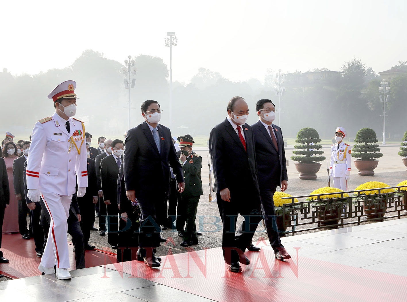 Lãnh đạo Đảng, Nhà nước và các đại biểu Quốc hội vào Lăng viếng Chủ tịch Hồ Chí Minh  - Ảnh 3