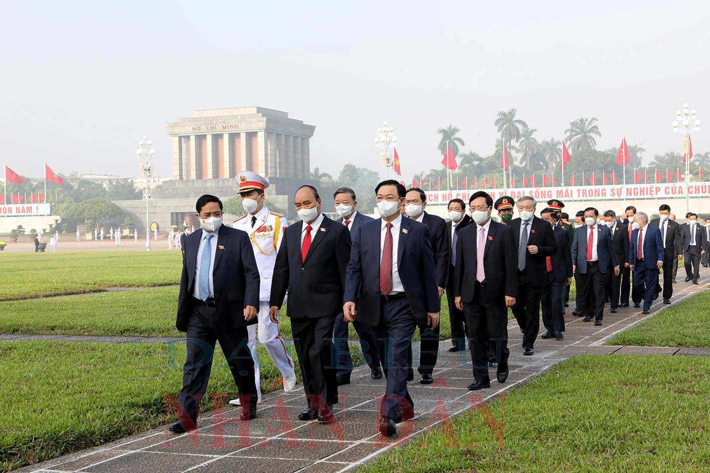 Lãnh đạo Đảng, Nhà nước và các đại biểu Quốc hội vào Lăng viếng Chủ tịch Hồ Chí Minh  - Ảnh 4