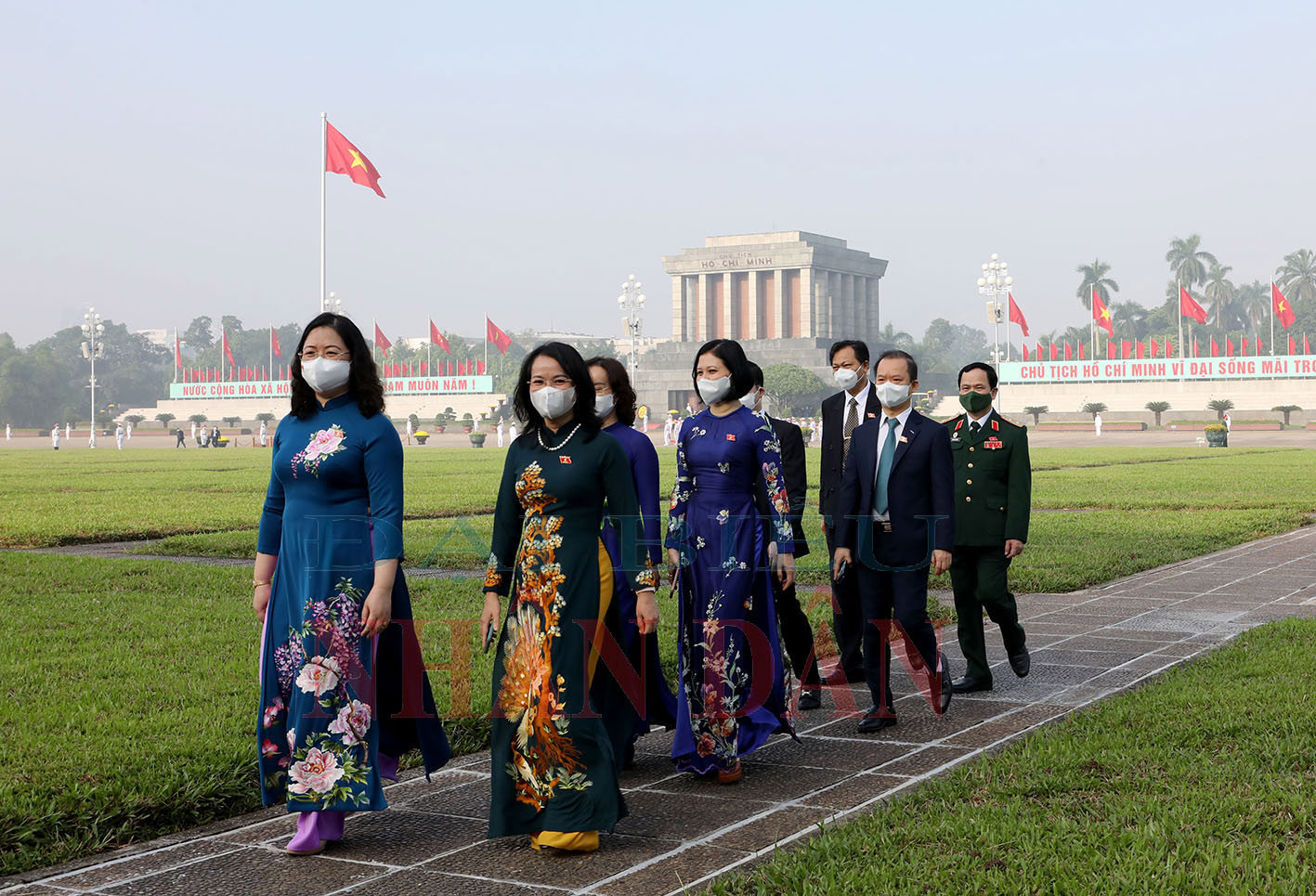 Lãnh đạo Đảng, Nhà nước và các đại biểu Quốc hội vào Lăng viếng Chủ tịch Hồ Chí Minh  - Ảnh 7