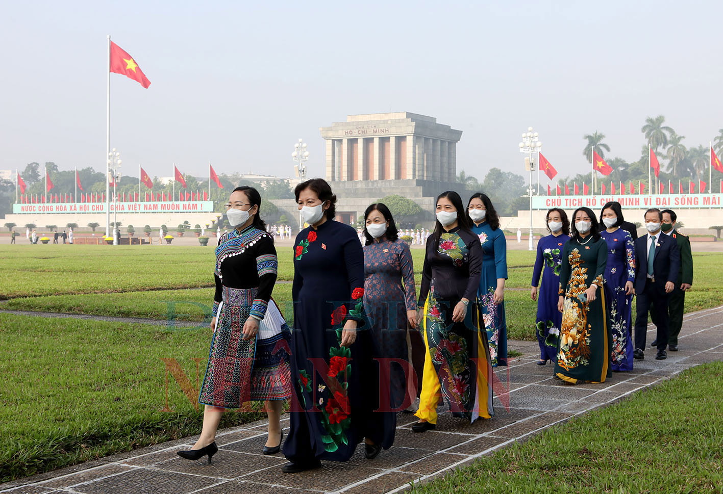 Lãnh đạo Đảng, Nhà nước và các đại biểu Quốc hội vào Lăng viếng Chủ tịch Hồ Chí Minh  - Ảnh 6