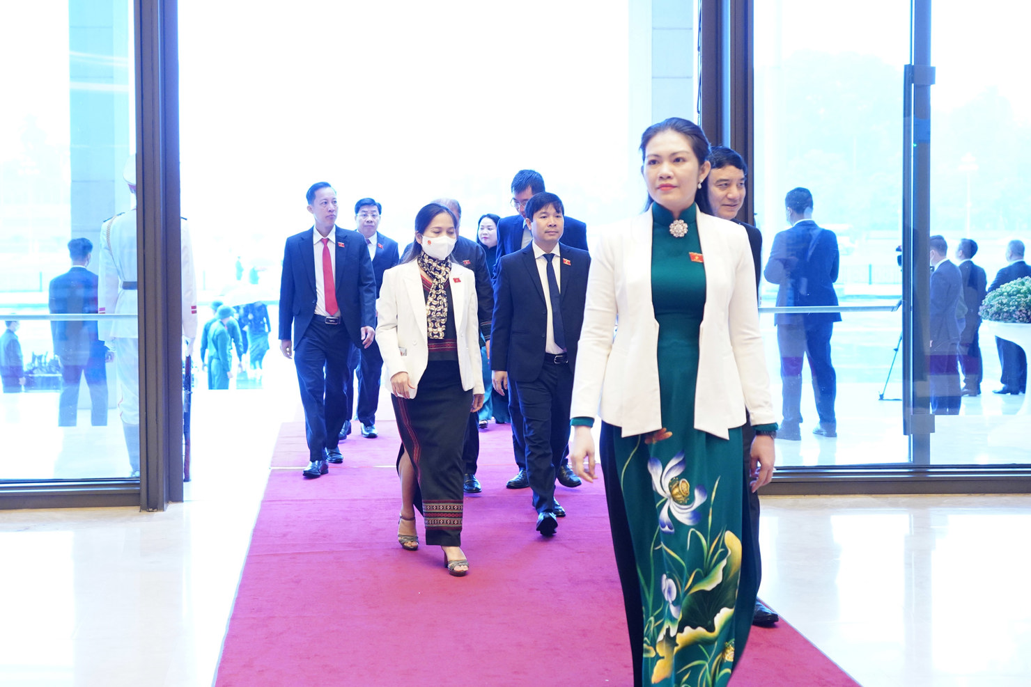 Đại biểu dự Kỳ họp thứ 4, Quốc hội khóa XV vào lăng viếng Chủ tịch Hồ Chí Minh - Ảnh 6