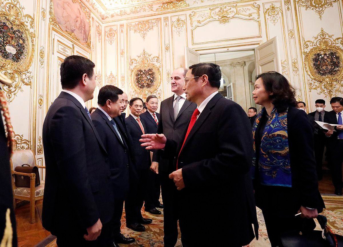 Thủ tướng Phạm Minh Ch&iacute;nh giới thiệu với Thủ tướng Ph&aacute;p Jean Castex c&aacute;c th&agrave;nh vi&ecirc;n đo&agrave;n đại biểu cấp cao Việt Nam thăm Ph&aacute;p