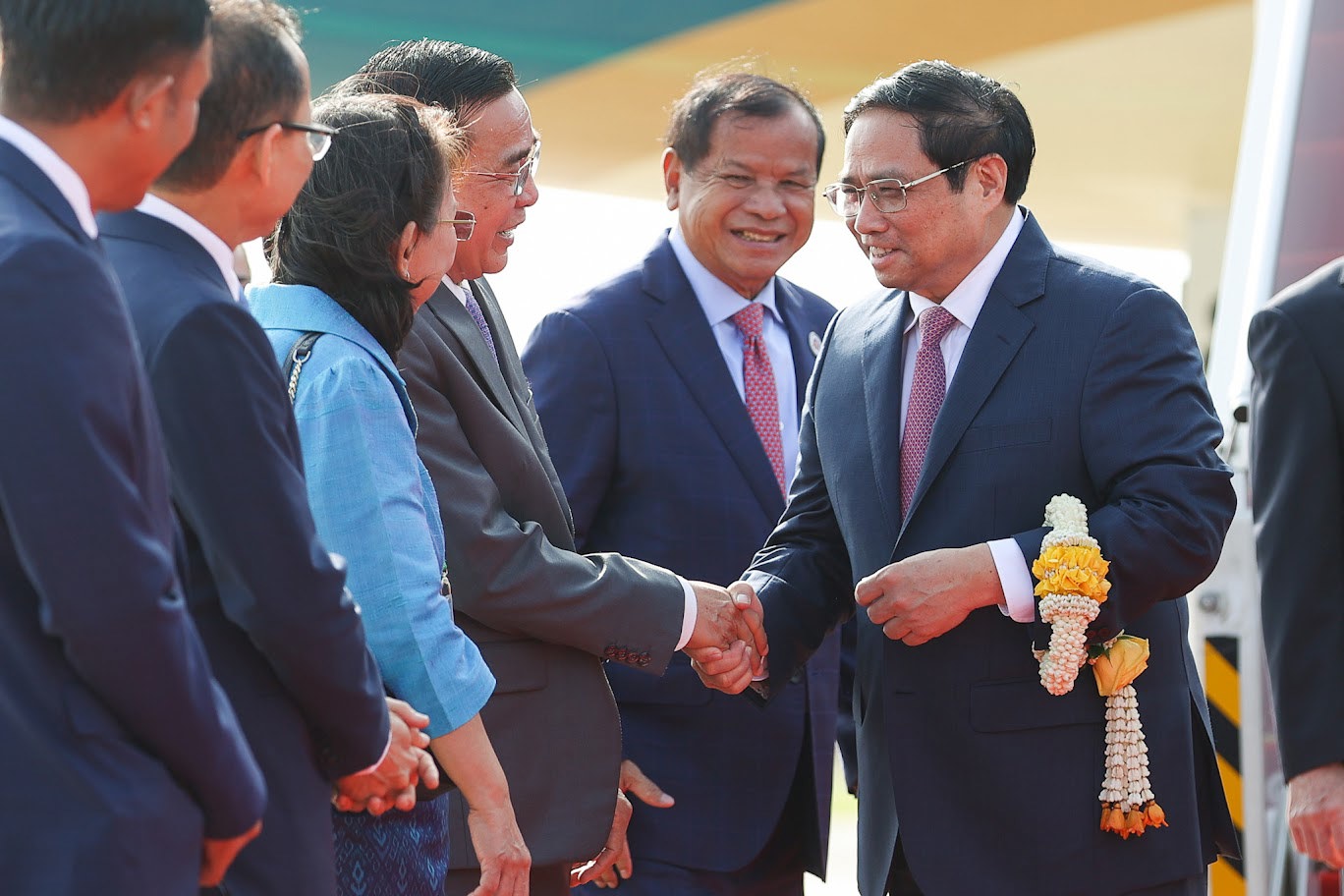 Đại diện Ch&iacute;nh phủ Campuchia đ&oacute;n Thủ tướng Phạm Minh Ch&iacute;nh tại s&acirc;n bay quốc tế Phnom Penh - Ảnh: VGP/Nhật Bắc