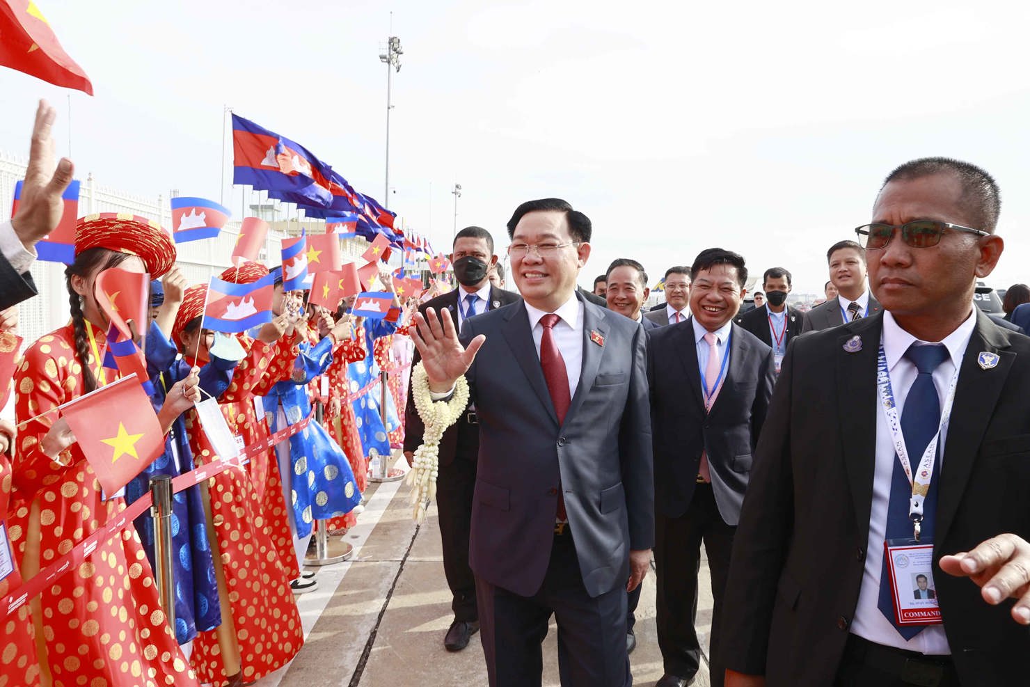Lễ đ&oacute;n Chủ tịch Quốc hội Vương Đ&igrave;nh Huệ tại S&acirc;n bay quốc tế Pochentong, Thủ đ&ocirc; Phnom Penh