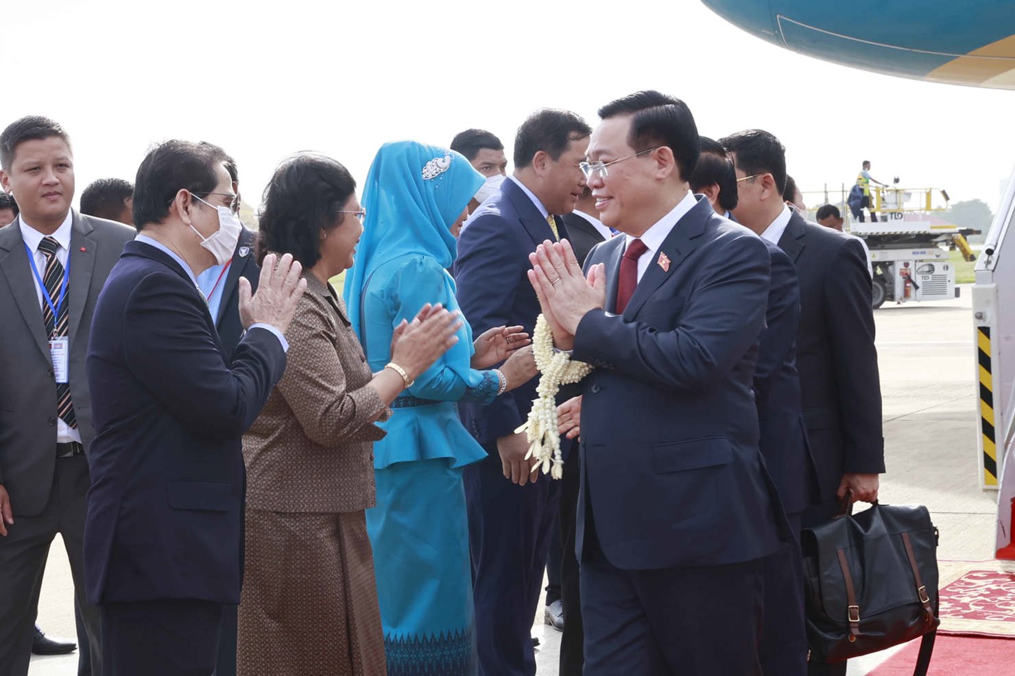 Chủ tịch Quốc hội Vương Đình Huệ đến Phnom Penh, bắt đầu thăm chính thức Campuchia - Ảnh 2