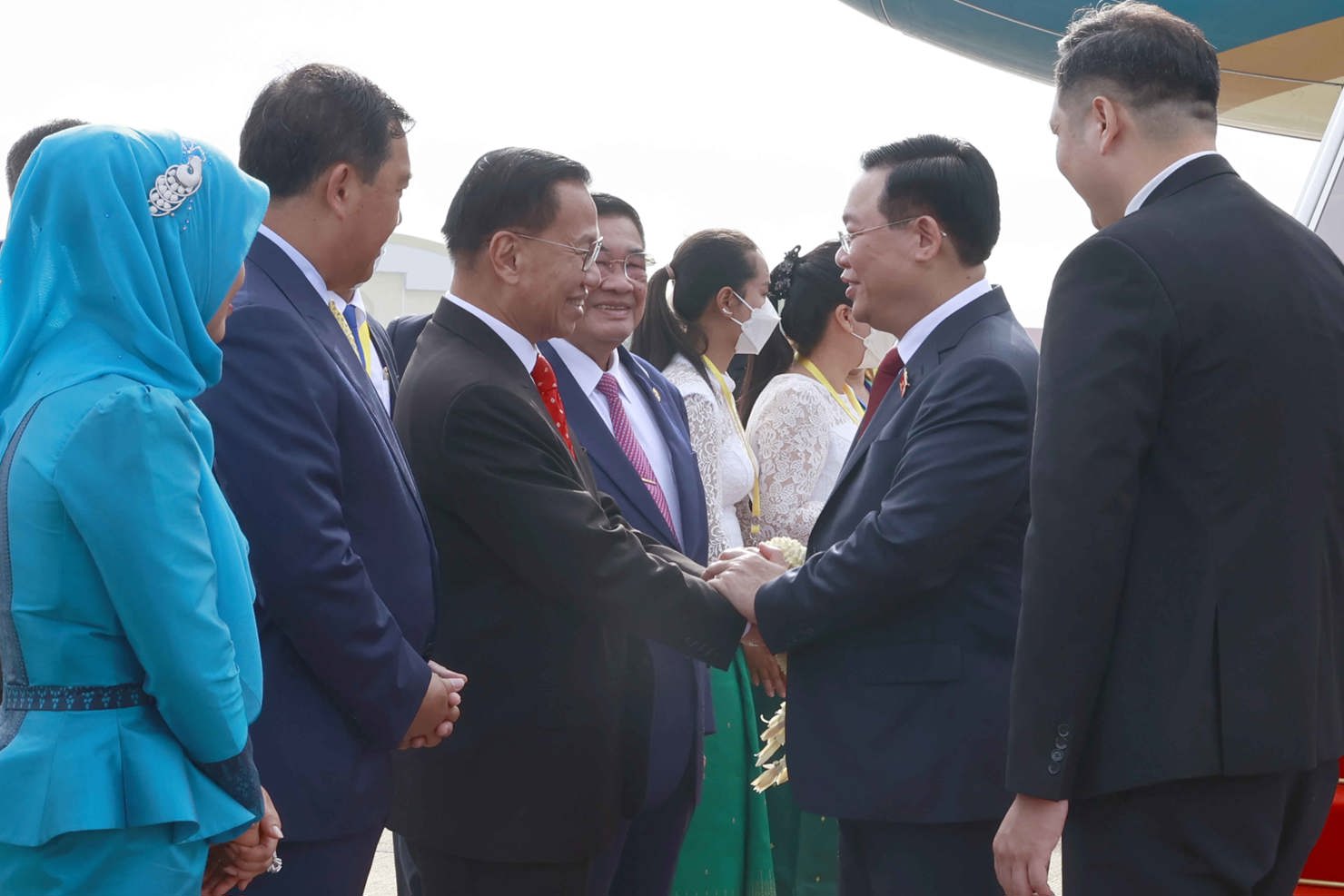 Chủ tịch Quốc hội Vương Đình Huệ đến Phnom Penh, bắt đầu thăm chính thức Campuchia - Ảnh 1