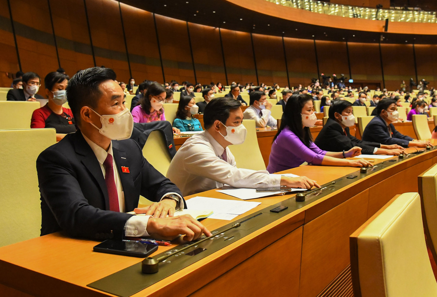 C&aacute;c đại biểu Quốc hội tham gia biểu quyết bằng hệ thống điện tử.
