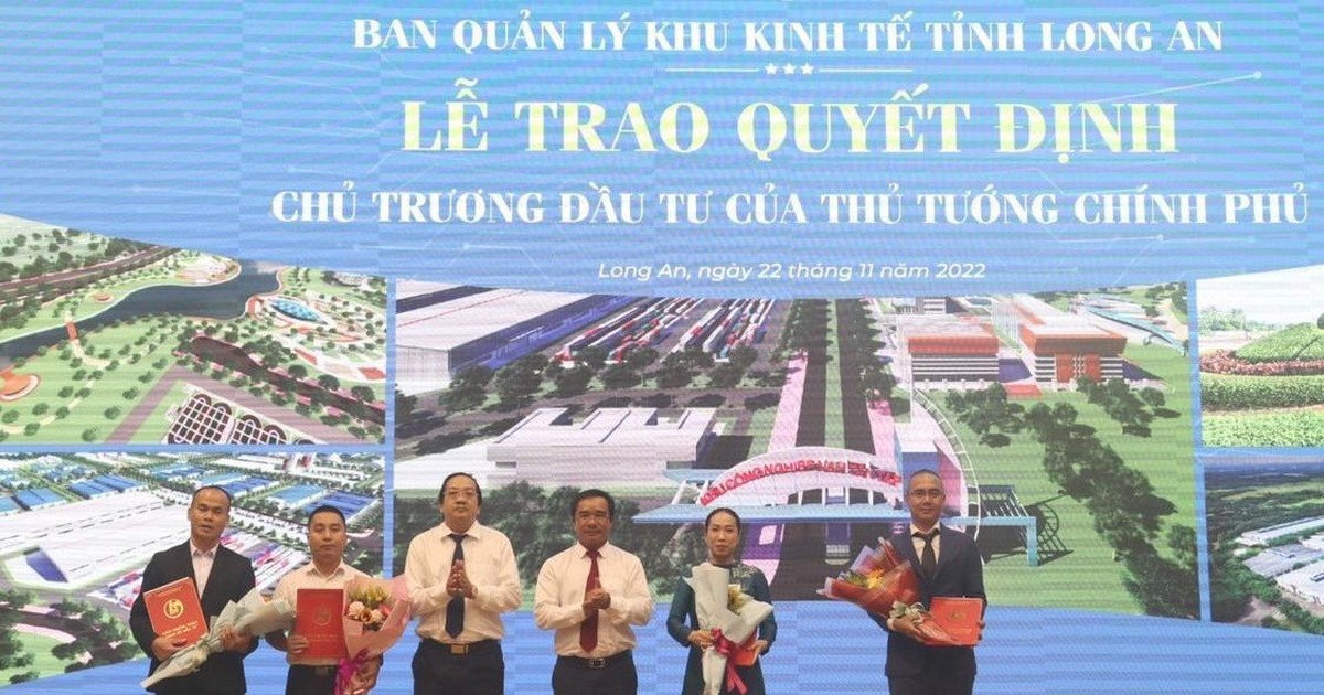 Lãnh đạo tỉnh Long An trao Quyết định chủ trương đầu tư của Thủ tướng Chính phủ cho 4 dự án khu công nghiệp mới.