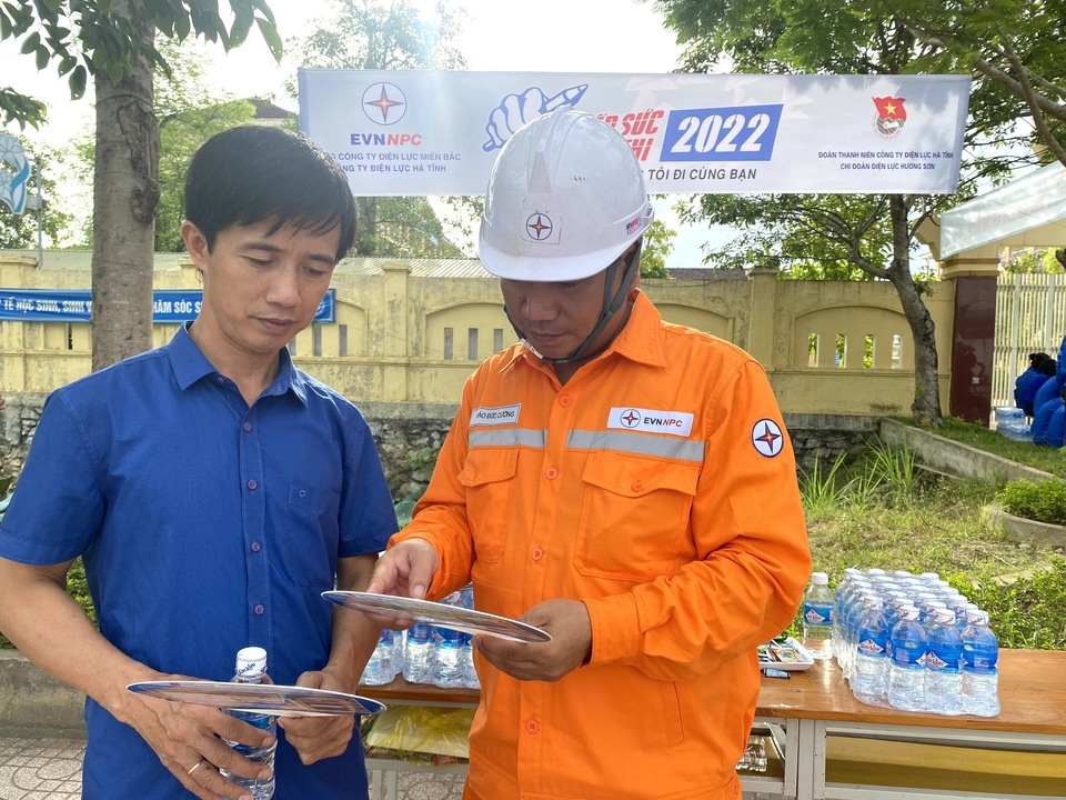 Tổng sản lượng điện thương phẩm tháng 10 năm 2022 của EVNNPC đạt 8,05 tỷ kWh - Ảnh 1