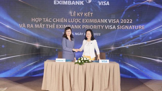 Bà Đinh Thị Thu Thảo - Phó Tổng Giám đốc Eximbank (bên trái) và bà Đặng Tuyết Dung - Giám đốc Visa Việt Nam và Lào tại lễ ký kết hợp đồng hợp tác chiến lược. Ảnh: EIB